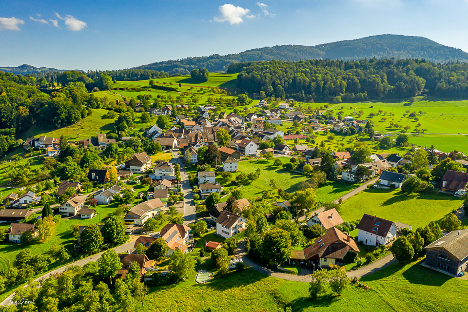 Luftaufnahme Arboltswil grüne Sommerwiesen Berge Baselland Schweiz Jan Geerk Fotograf Basel