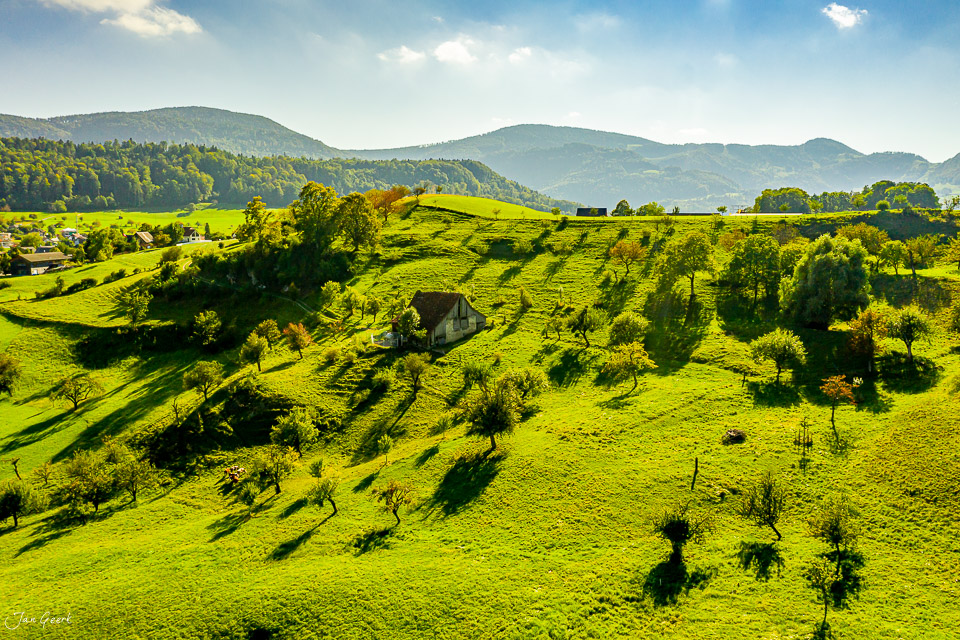 Luftaufnahme Arboltswil grüne Wiesen Sommerlicht Baselland Schweiz Jan Geerk Fotograf Basel