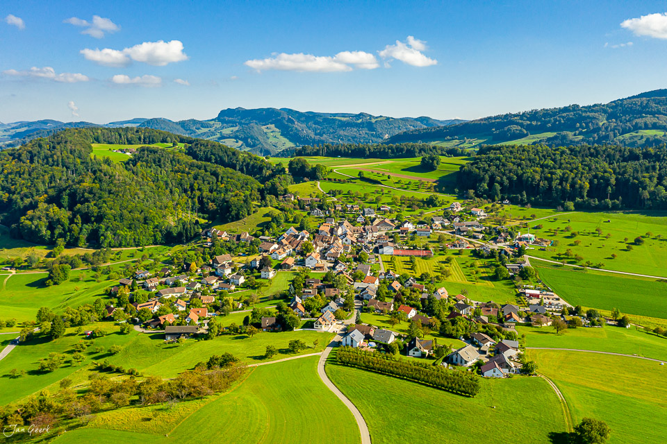 Luftaufnahme des Dorfes Arboltswil mit grünen Wiesen und Wäldern im Sommer, Baselland Schweiz – Jan Geerk Fotograf Basel