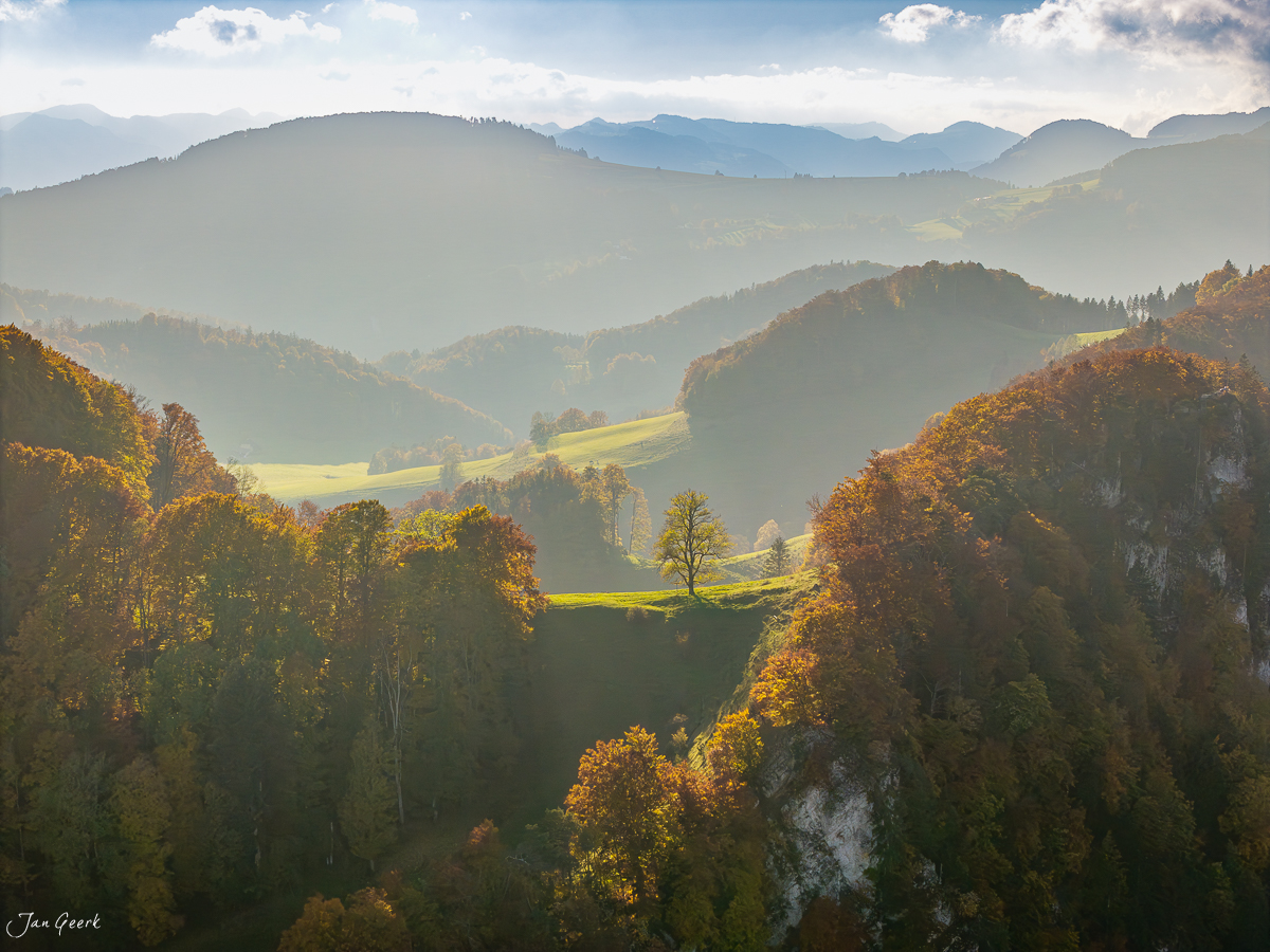 Herbstliche Berglandschaft Bölchenregion mit Herbstfarben, Luftaufnahme Schweiz – Jan Geerk Fotograf Basel