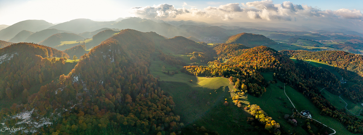 Luftaufnahme Bölchenregion mit Herbstfarben, bewaldete Hügel und grüne Täler, Nordwestschweiz – Jan Geerk Fotograf Basel