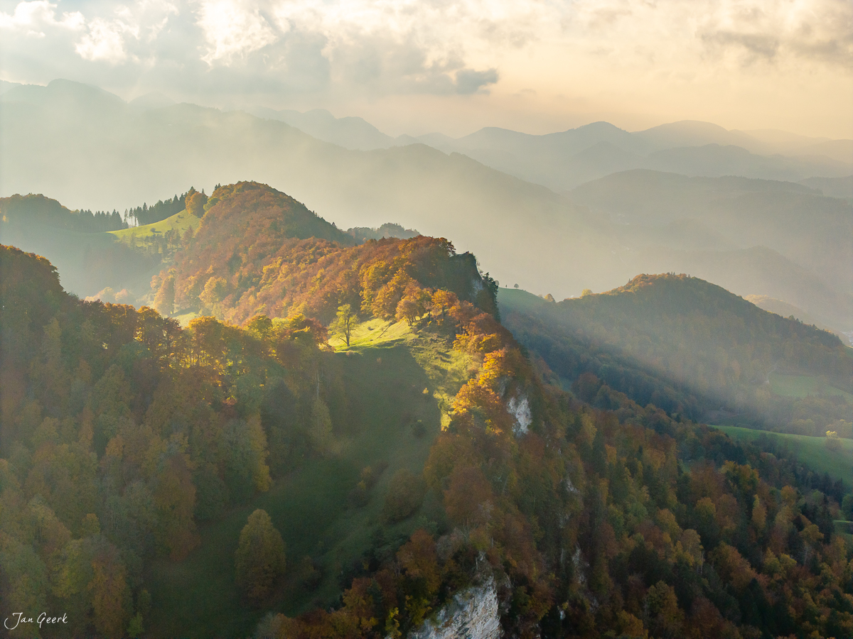 Herbstliche Berglandschaft in der Bölchenregion mit Ankenballen und Lauchfluh, Kantlicht, Baselland Schweiz – Jan Geerk Fotograf Basel