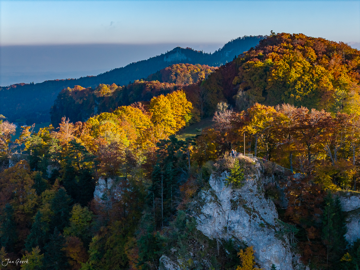 Herbstliche Berglandschaft Bölchenregion mit buntem Laub, Felsen und Herbstfarben Schweiz – Jan Geerk Fotograf Basel
