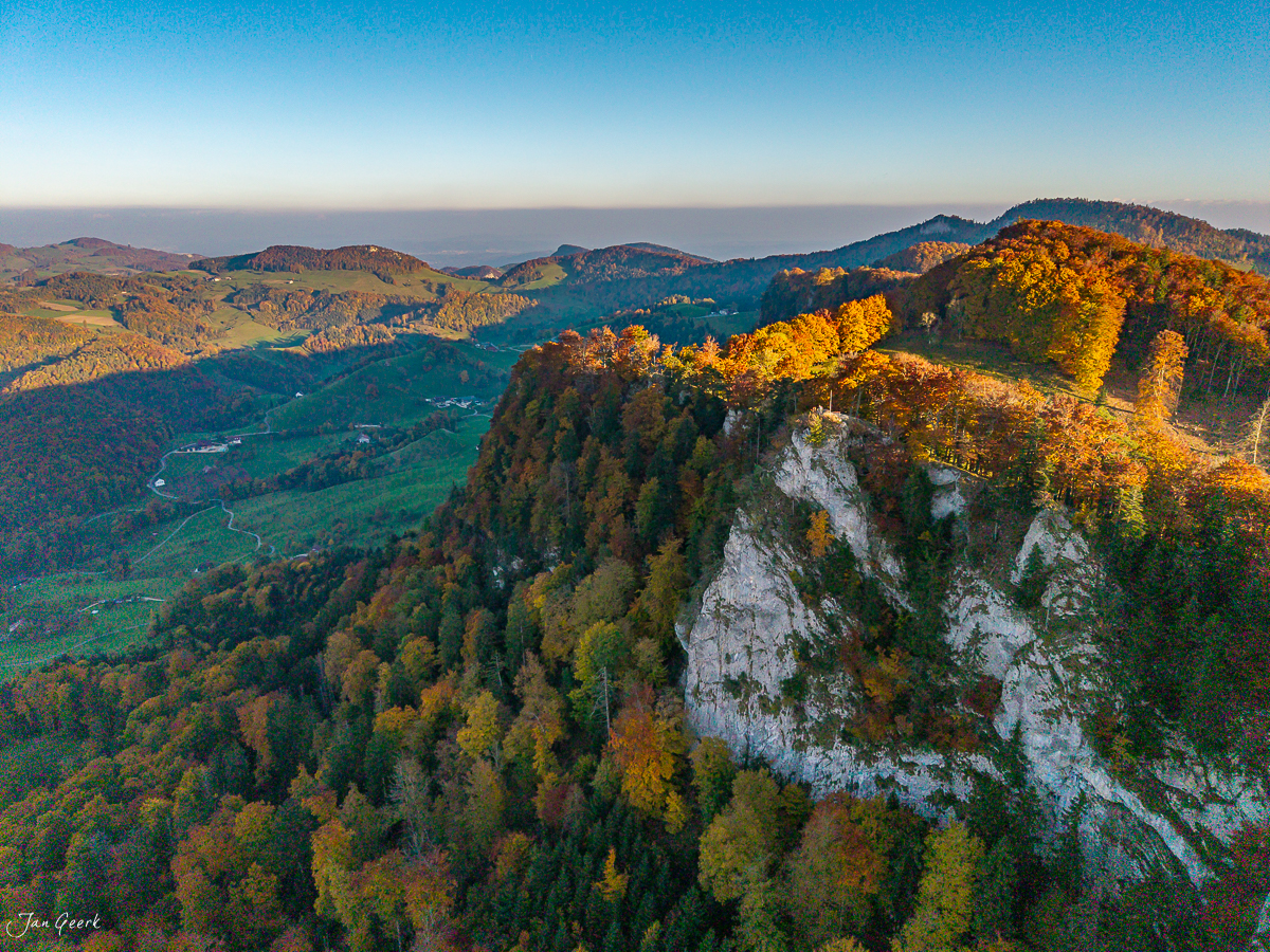 Herbstliche Felsklippe in der Bölchenregion mit Laub- und Nadelwald, Herbstfarben, Baselbiet Schweiz – Jan Geerk Fotograf Basel