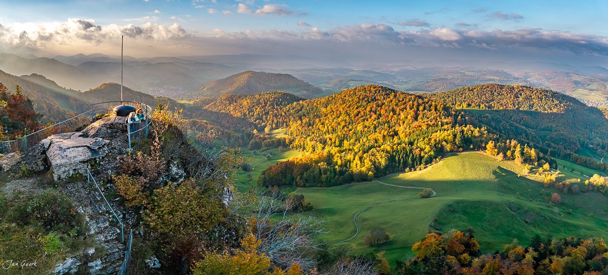 Aussichtspunkt Belchen mit Herbstwald und grünen Wiesen in der Bölchenregion Baselland Schweiz – Jan Geerk Fotograf Basel