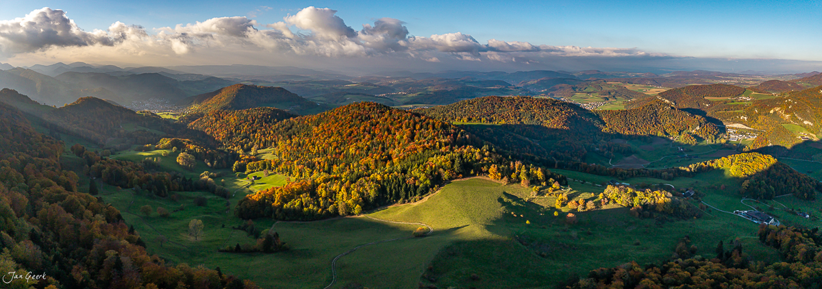 Luftaufnahme der Bölchenregion im Herbst mit goldenen Wäldern und grünen Wiesen, Nordwestschweiz – Jan Geerk Fotograf Basel