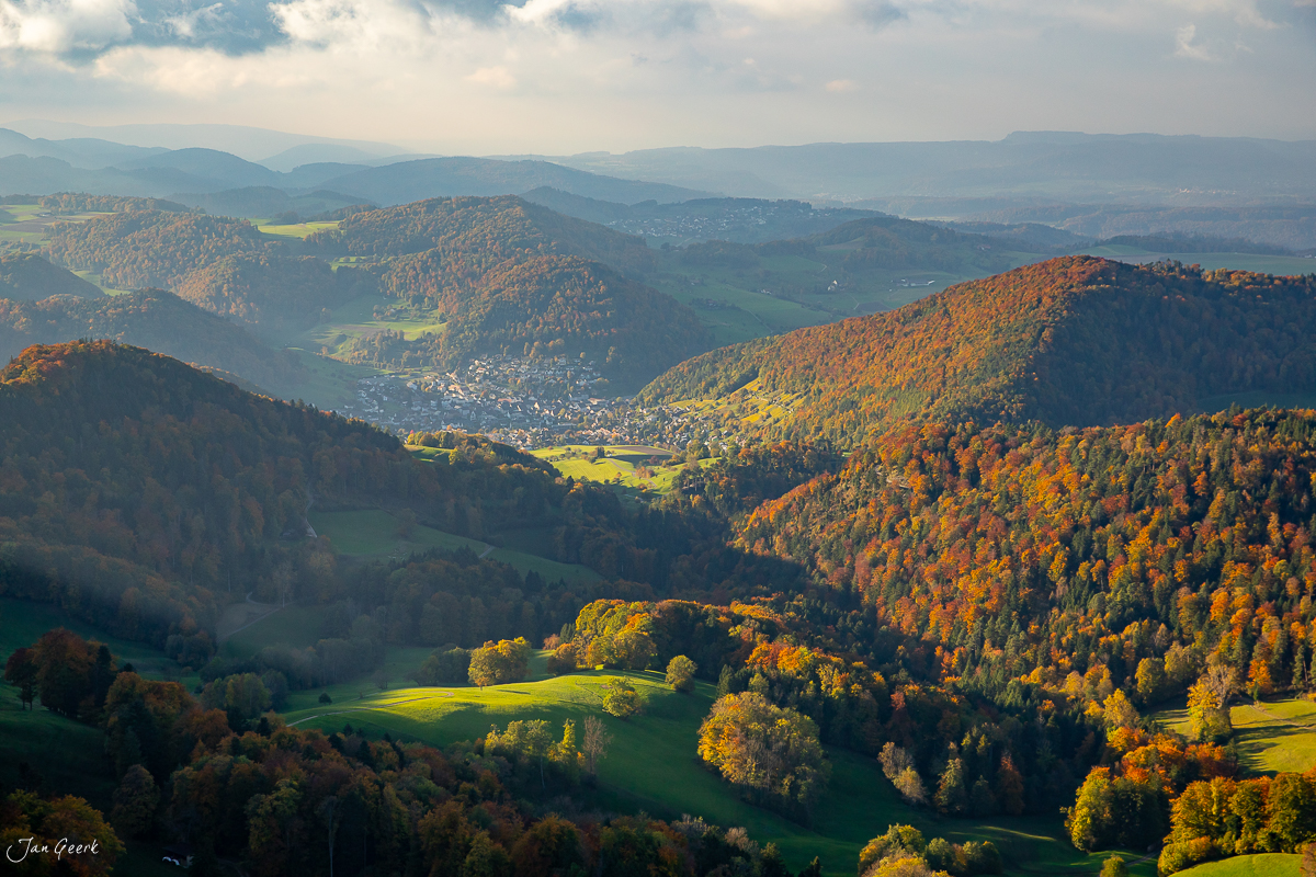 Herbstliche Berglandschaft in der Bölchenregion mit Wäldern und Tälern. Baselland Schweiz – Jan Geerk Fotograf Basel