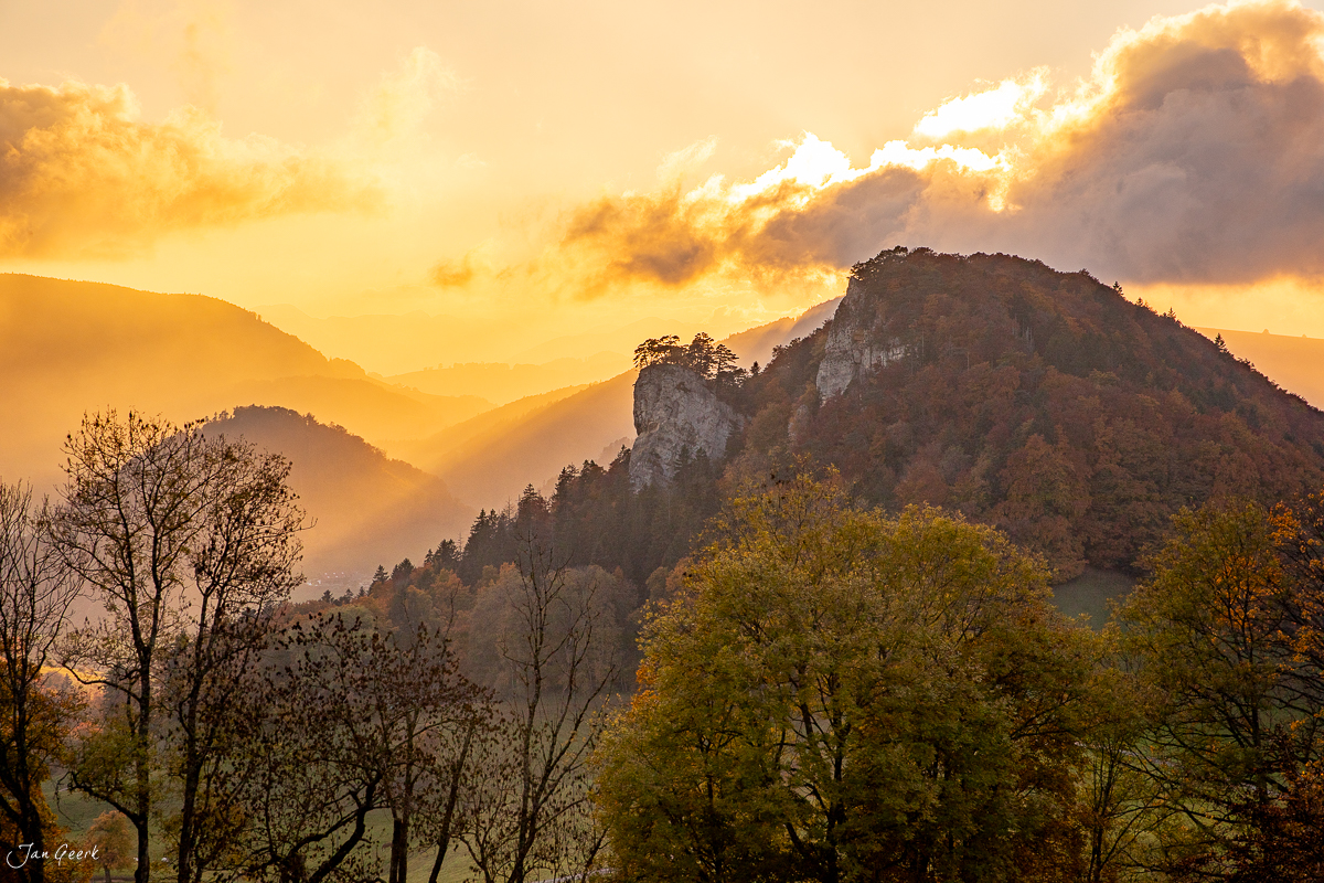 Herbstliche Berglandschaft Bölchenregion mit golden beleuchteten Wolken und Herbstwald Baselland Schweiz – Jan Geerk Fotograf Basel