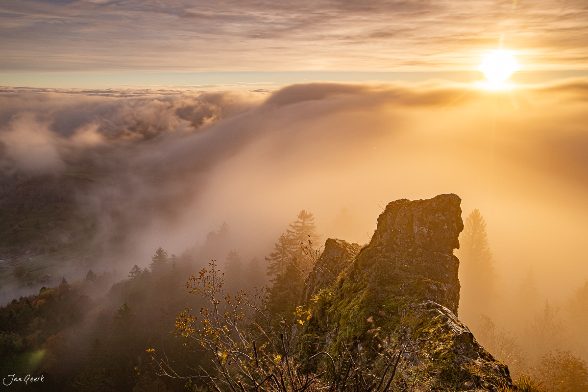 Felsformation Belchen mit Nebelmeer und Sonnenaufgang im Herbst Baselland Schweiz – Jan Geerk Fotograf Basel