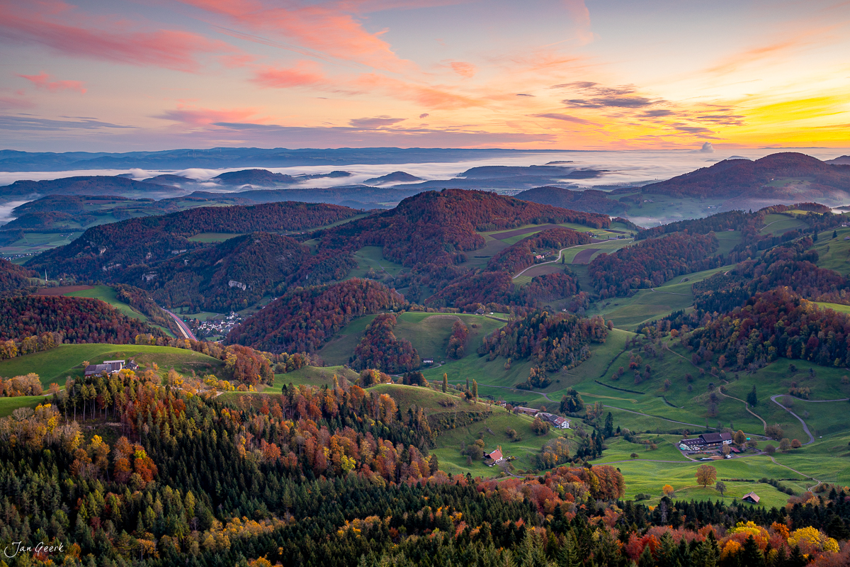 Herbstliche Belchenfluh mit Nebelmeer und Sonnenaufgang im Baselland Schweiz – Jan Geerk Fotograf Basel