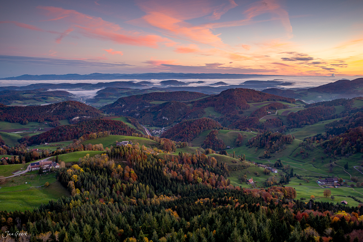 Herbstliches Nebelmeer über Belchen mit Wäldern und grünen Wiesen bei Sonnenaufgang in Baselland, Schweiz – Jan Geerk Fotograf Basel