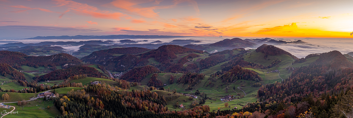 Herbstliches Nebelmeer über dem Belchen im Baselbiet mit Sonnenaufgang, Schweiz – Jan Geerk Fotograf Basel