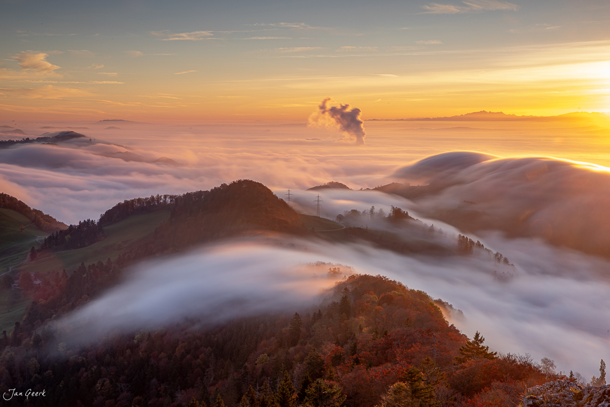 Nebelmeer über dem Belchen im Herbst bei Sonnenaufgang, Baselland Schweiz – Jan Geerk Fotograf Basel
