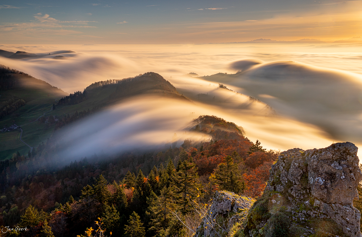 Nebelmeer über dem Belchen bei Sonnenaufgang im Herbst, Baselland Schweiz – Jan Geerk Fotograf Basel