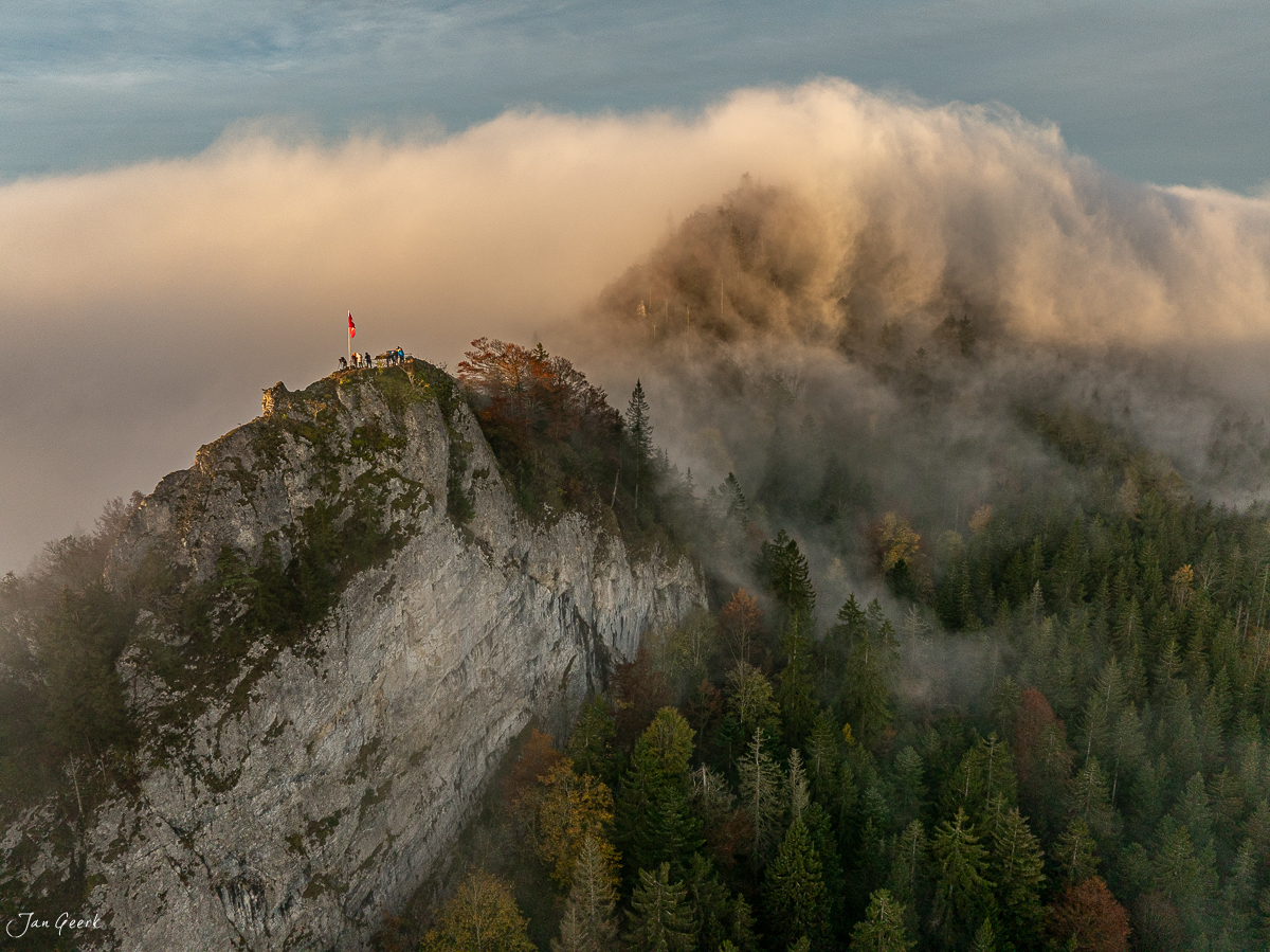 Felsenklippe mit Schweizer Flagge auf dem Bölchenfluh, Herbstnebelwelle im Baselbiet Schweiz – Jan Geerk Fotograf Basel