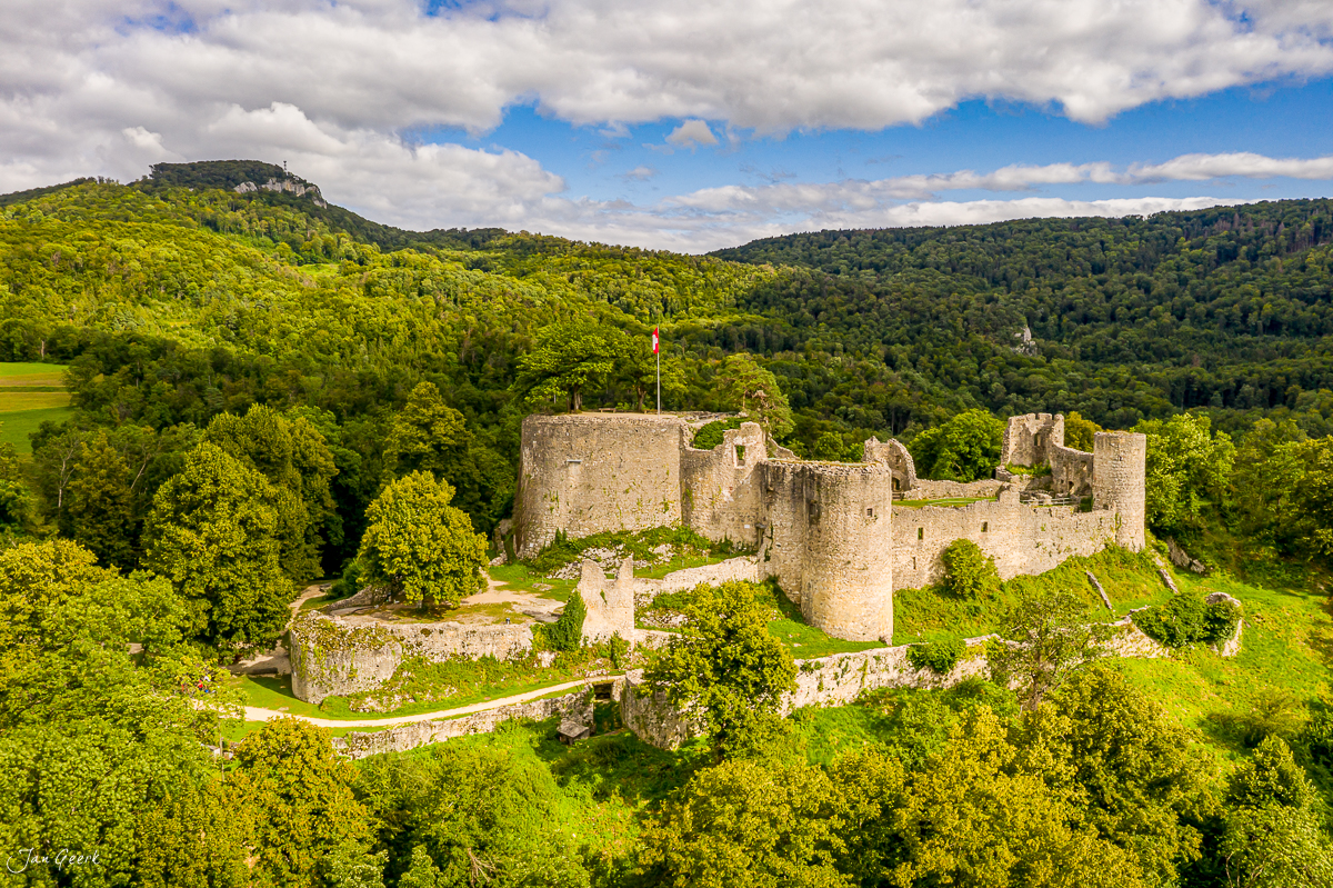 Burgruine im grünen Tal, sommerliche Landschaft, Baselland Schweiz – Jan Geerk Fotograf Basel