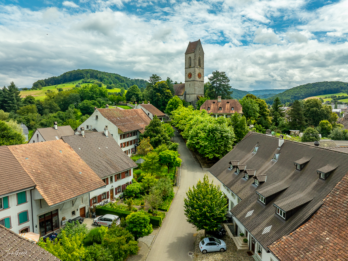 Luftaufnahme des Dorfes Farnsburg mit Kirche, grünen Hügeln im Sommer, Baselland Schweiz – Jan Geerk Fotograf Basel