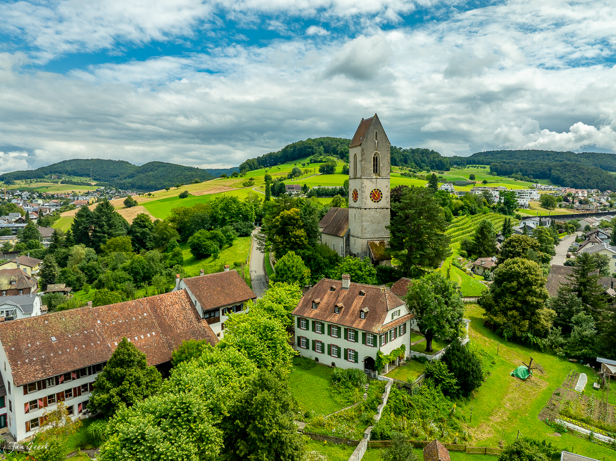 Luftaufnahme Kirche Farnsburg umgeben von grüner Landschaft Sommer Baselland Schweiz Jan Geerk Fotograf Basel