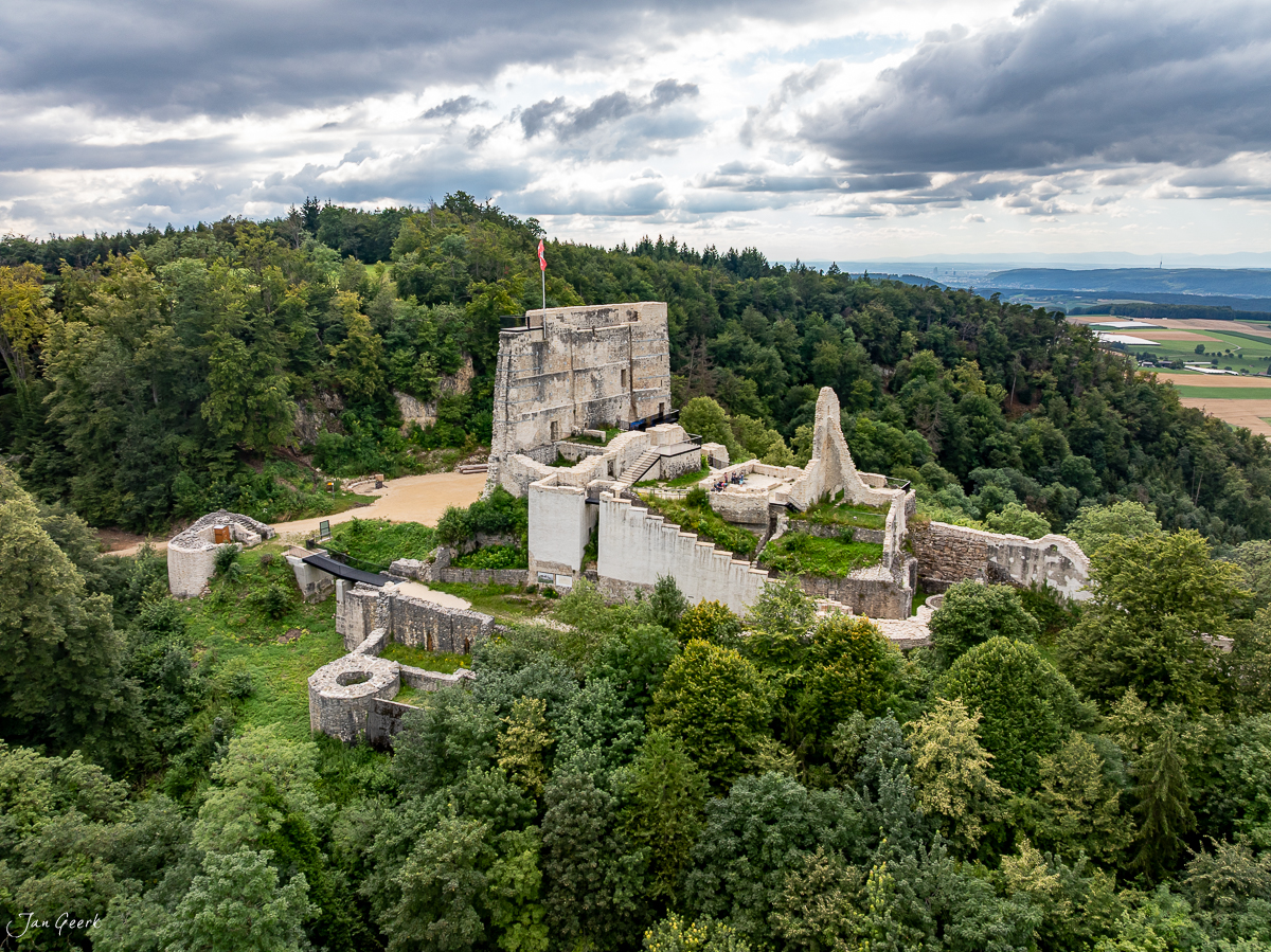 Burgruine Farnsburg mit Wäldern und Feldern bei bewölktem Sommerhimmel, Baselland Schweiz – Jan Geerk Fotograf Basel