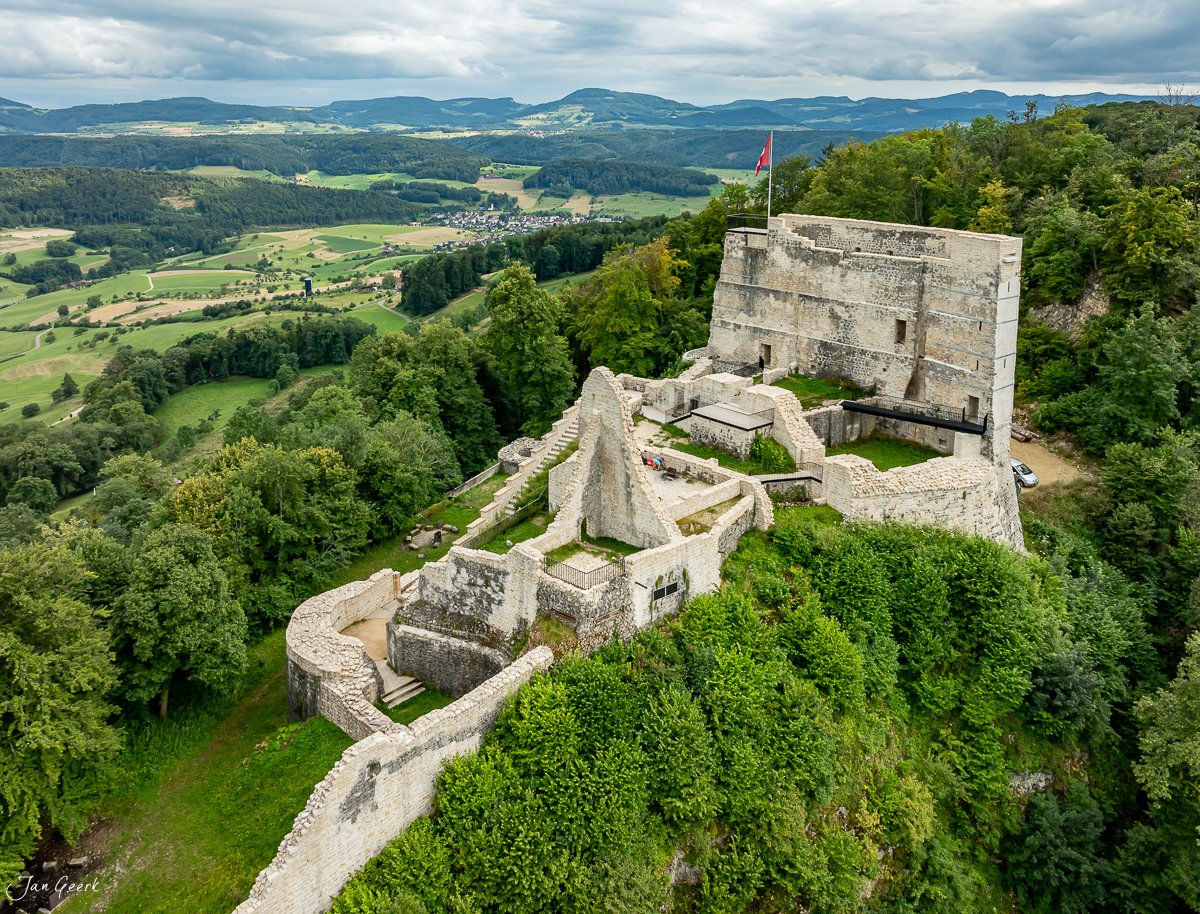 Burgruine Farnsburg mit Ausblick über grünes Tal und Berglandschaft im Sommer, Baselland Schweiz – Jan Geerk Fotograf Basel
