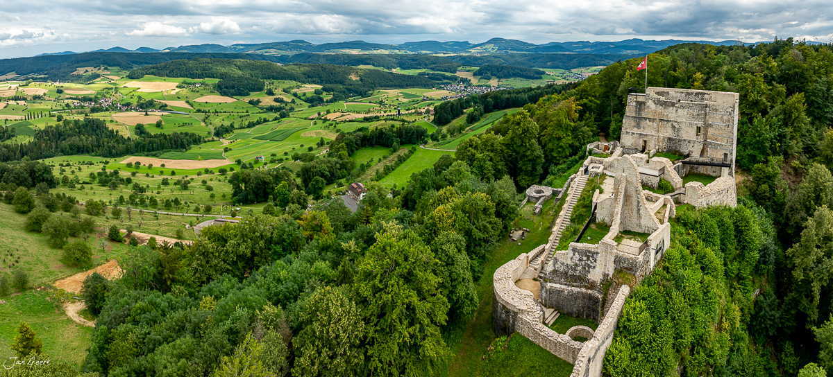 Farnsburg Burgruine Luftaufnahme Sommer grüne Landschaft Baselland Schweiz Jan Geerk Fotograf Basel