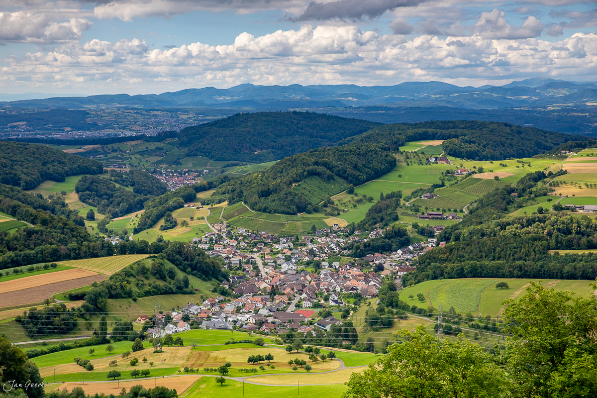 Luftaufnahme Gelterkinden Dorf Sommertal grüne Hügel Baselland Schweiz Jan Geerk Fotograf Basel
