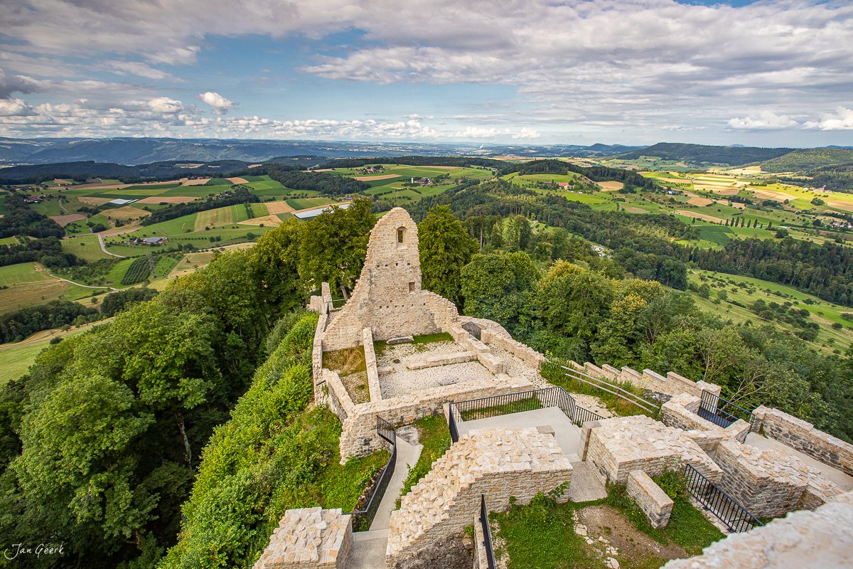 Burgruine Farnsburg mit Bergfried und Ummauerung, grüne Landschaft des Basellands im Sommer, Luftaufnahme Schweiz – Jan Geerk Fotograf Basel