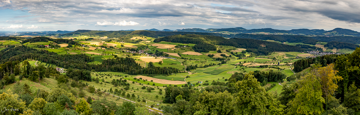 Panoramablick über das grüne Baselbiet bei Farnsburg mit Feldern und Wäldern in Sommerlicht – Nordwestschweiz – Jan Geerk Fotograf Basel