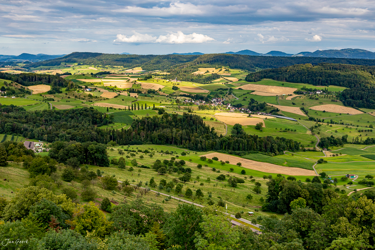 Luftaufnahme Farnsburg Landschaftspanorama Sommer grüne Felder Baselbiet Schweiz Jan Geerk Fotograf Basel