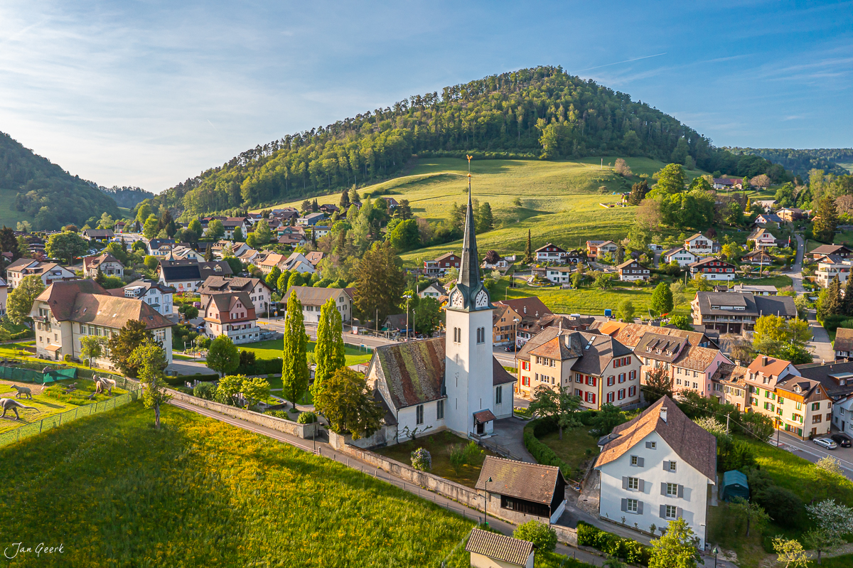 Luftaufnahme Langenbruck mit Kirche, Frühjahrsbeleuchtung, Baselland Schweiz – Jan Geerk Fotograf Basel