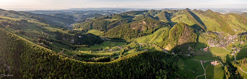 Luftaufnahme grüne Hügellandschaft Langenbruck Frühlingslicht Baselland Schweiz Jan Geerk Fotograf Basel