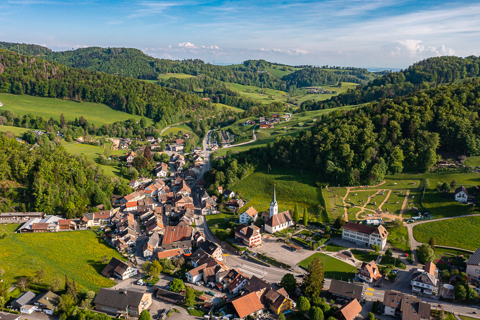 Luftaufnahme Langenbruck Dorf Frühling grüne Hügellandschaft Baselland Schweiz Jan Geerk Fotograf Basel