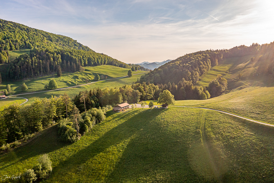 Luftaufnahme grüne Hügellandschaft Langenbruck Baselland Frühling Schweiz Jan Geerk Fotograf Basel