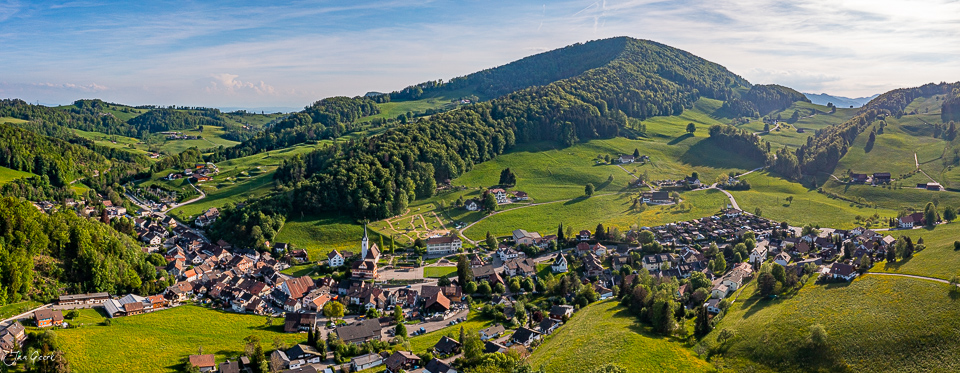Luftaufnahme Langenbruck Baselland grüne Hügellandschaft Frühling Schweiz Jan Geerk Fotograf Basel