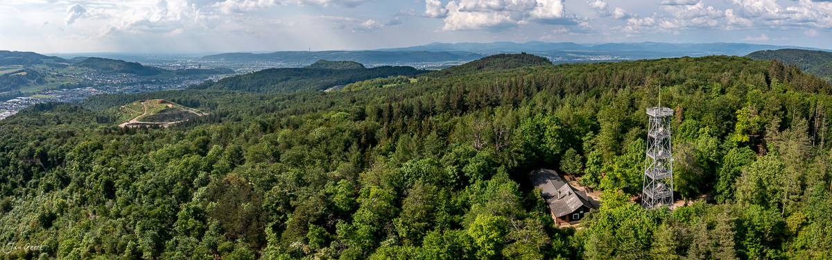 Aussichtsturm mit Waldlandschaft Baselland im Frühling, Luftaufnahme Schweiz – Jan Geerk Fotograf Basel