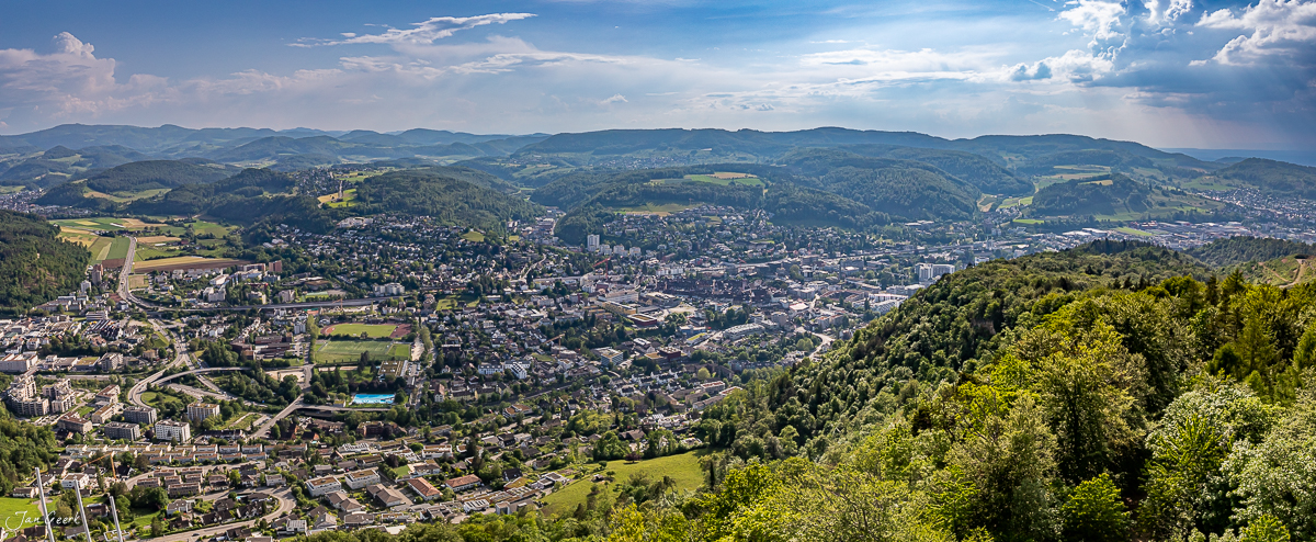 Panoramablick vom Aussichtsturm über Liestal und das Baselbiet im Frühling, Nordwestschweiz – Jan Geerk Fotograf Basel