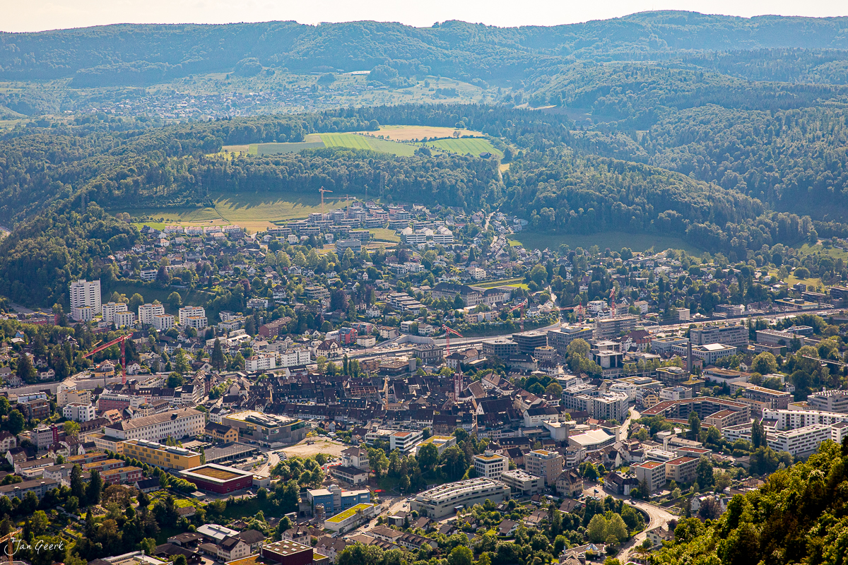 Luftaufnahme Liestal mit Aussichtsturm, Frühlingslicht über Baselland, Schweiz – Jan Geerk Fotograf Basel