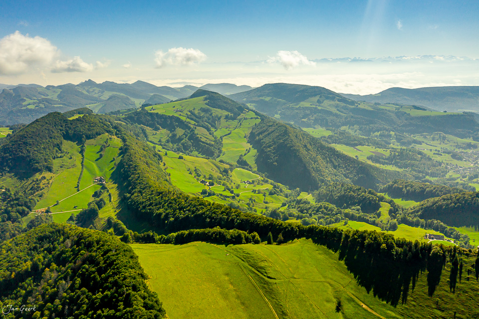 Luftaufnahme Wasserfallen Sommerlandschaft grüne Hügel Baselland Schweiz Jan Geerk Fotograf Basel