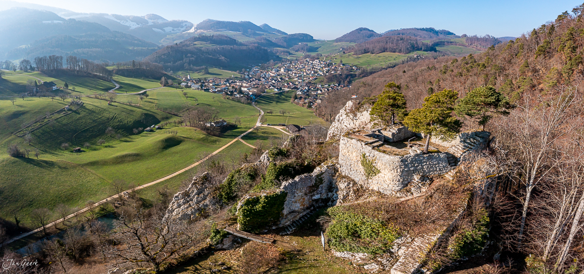 Luftaufnahme Rifenstein Ruine mit Tal Baselland Winter Schweiz Jan Geerk Fotograf Basel