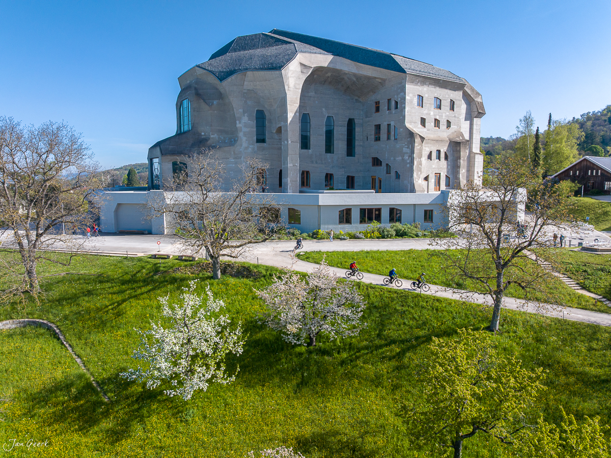 Rotburg Ruine bei Aesch im Baselbiet, grüne Frühjahrslandschaft mit Velofahrern auf der Route 114, Schweiz – Jan Geerk Fotograf Basel