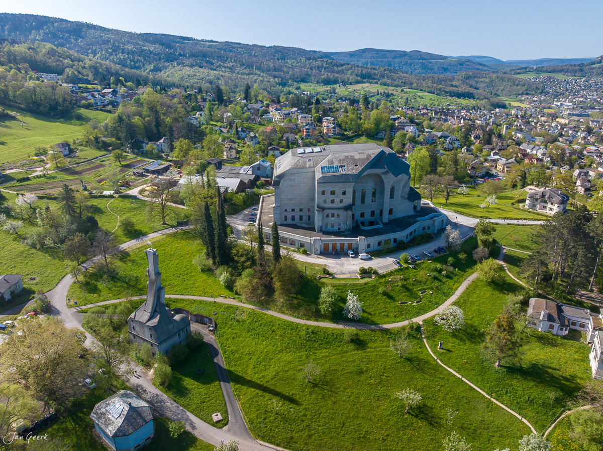 Rotburg Burganlage mit moderner Architektur in grüner Landschaft, Frühling, Baselland Schweiz – Jan Geerk Fotograf Basel