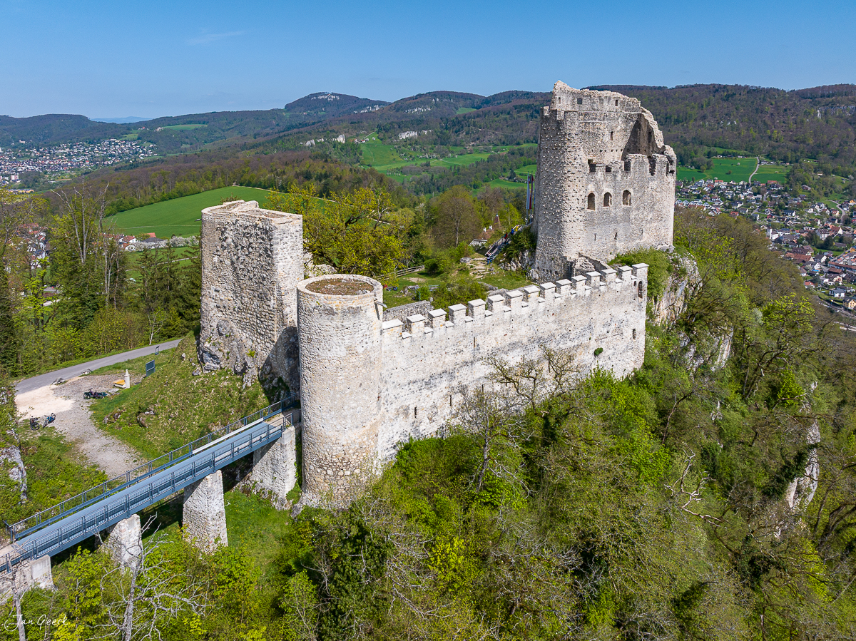 Ruine Rotburg auf dem Jurakamm bei Aesch, grüne Frühjahrslandschaft, Baselland Schweiz – Jan Geerk Fotograf Basel