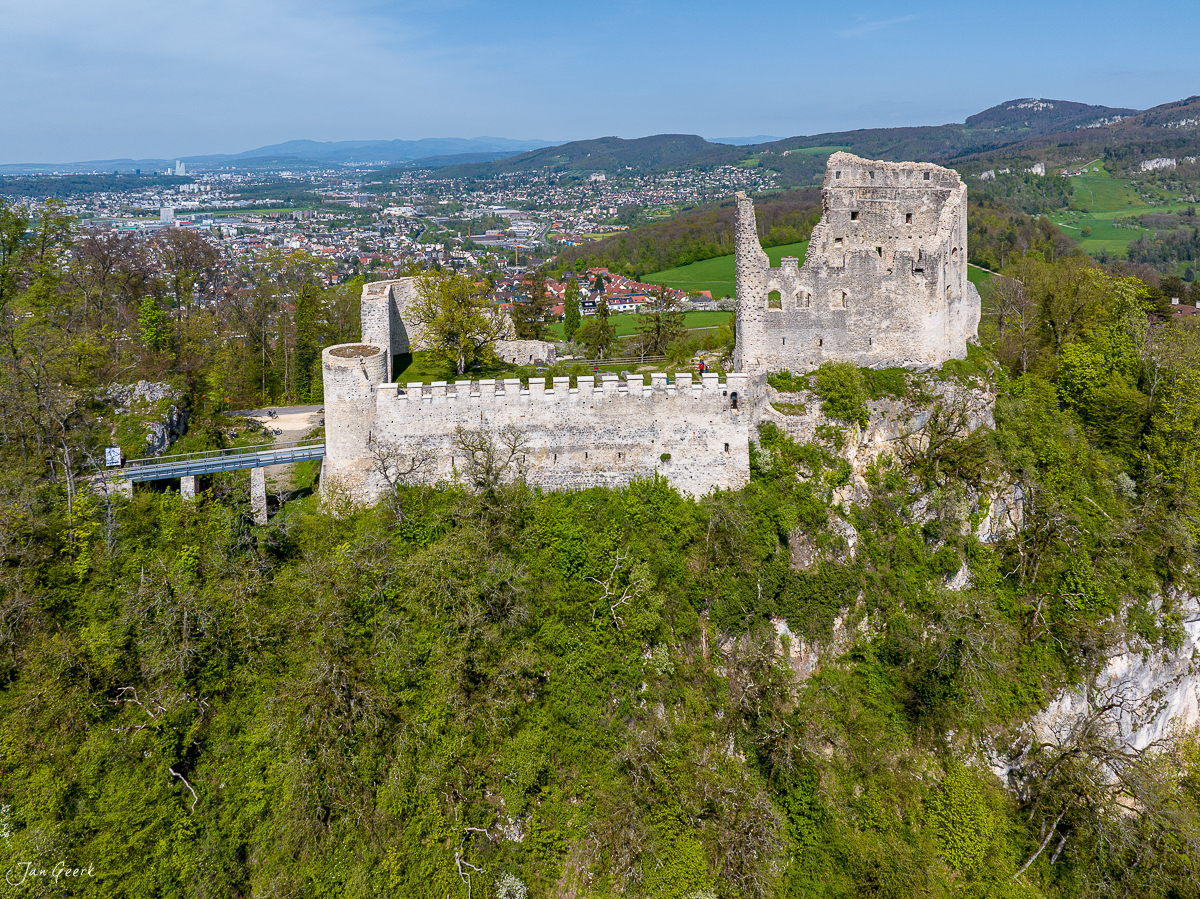 Rotburg Ruine auf Felsen über Aesch Baselbiet Frühling Schweiz Jan Geerk Fotograf Basel
