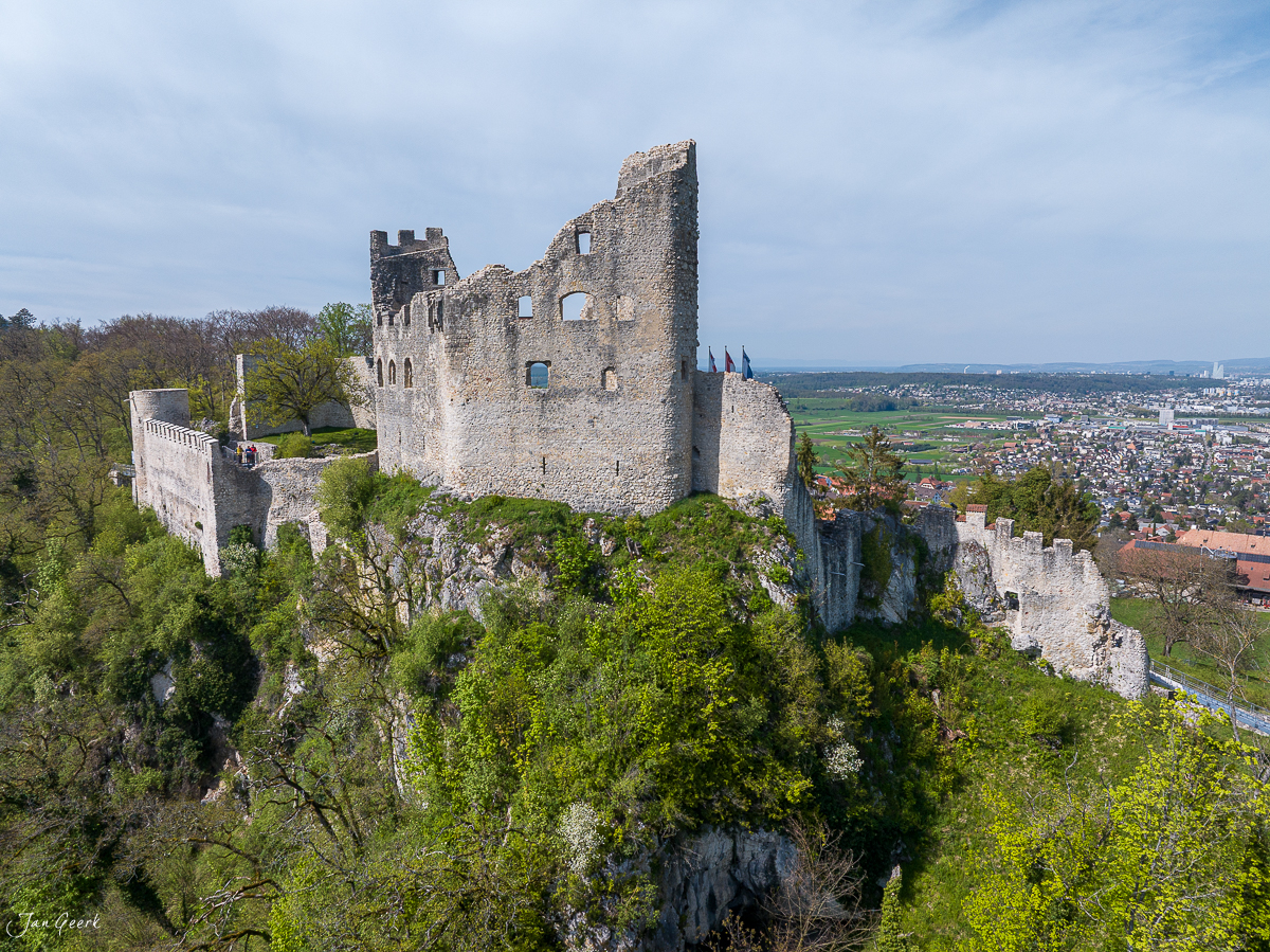 Burgruine Rotburg auf Felsen Frühling Baselbiet Schweiz Jan Geerk Fotograf Basel