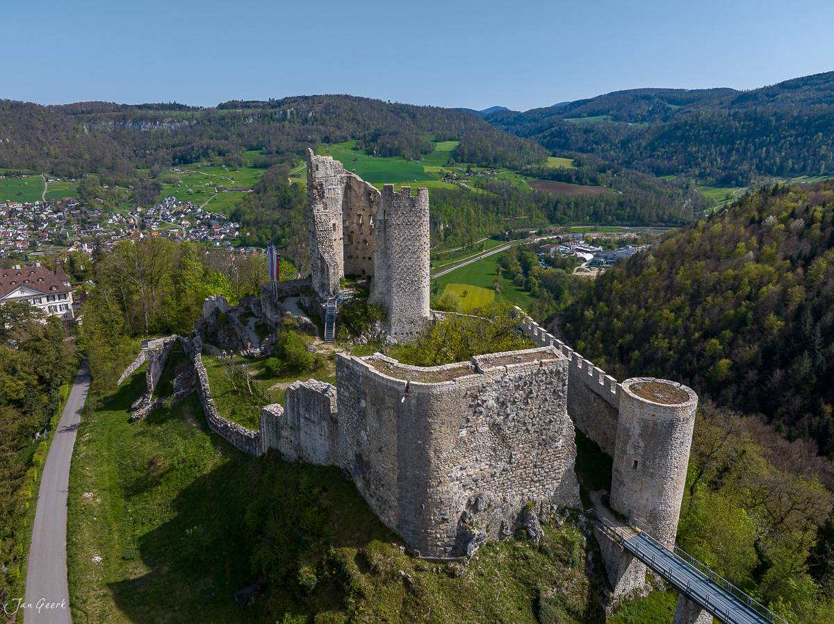 Ruine Rotburg auf Hügel mit grünem Tal, Frühjahr, Baselland Schweiz – Jan Geerk Fotograf Basel