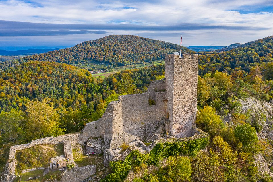 Mittelalterliche Burgruine Waldenburg im Herbst mit Blick über waldiges Baselbiet, Drohnenaufnahme Schweiz Jan Geerk Fotograf Basel