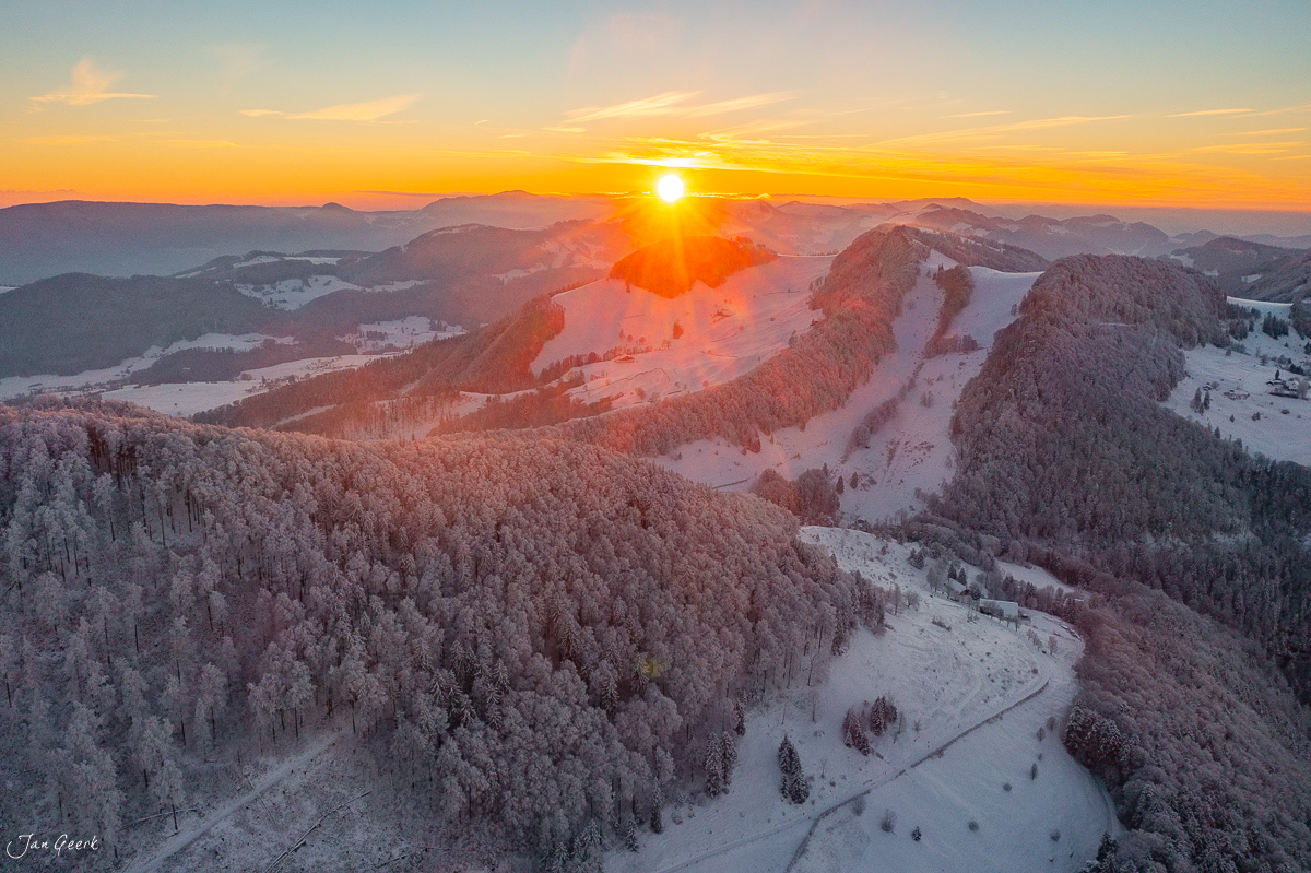 Winterliche Waldlandschaft mit Schnee bei Sonnenaufgang am Passwang, Baselland Schweiz – Jan Geerk Fotograf Basel