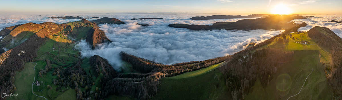 Luftaufnahme Waldweid mit Nebelmeer Herbstlicht Baselland Schweiz Jan Geerk Fotograf Basel