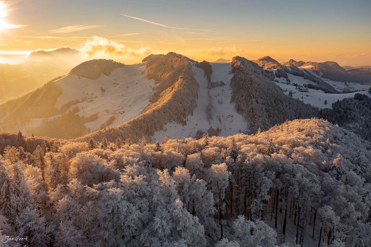 Verschneite Waldweid-Landschaft mit Kantlicht bei Sonnenaufgang, Baselland Schweiz – Jan Geerk Fotograf Basel