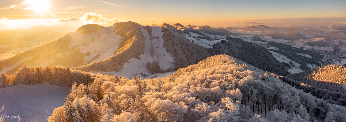 Schneebedeckte Waldweid-Berge im goldenen Kantlicht bei Sonnenaufgang, Baseland, Schweiz – Jan Geerk Fotograf Basel